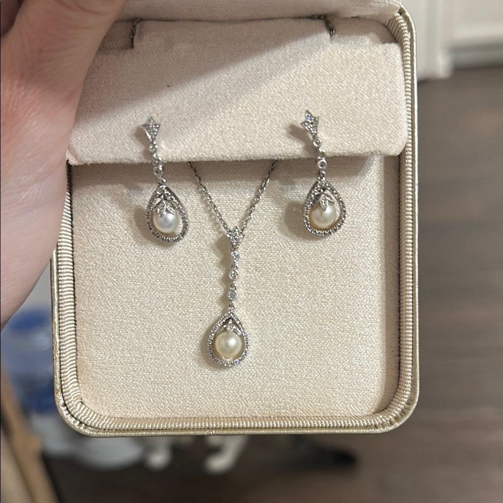 Neil Lane Silver Pearl and Diamond Jewelry Set